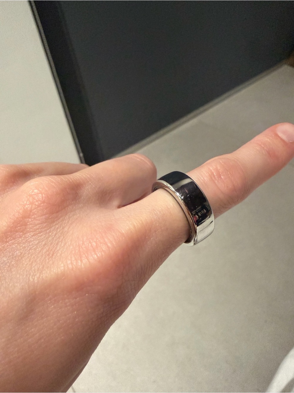 Oura Silver Smart Ring with Polished Metallic Finish